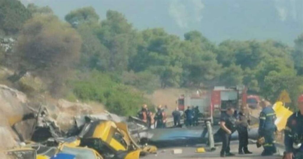 Εικόνα σοκ από τα συντρίμμια των ελικοπτέρων στη Ψάθα – Στο νοσοκομείο χωρίς τις αισθήσεις τους τα δύο άτομα του πληρώματος