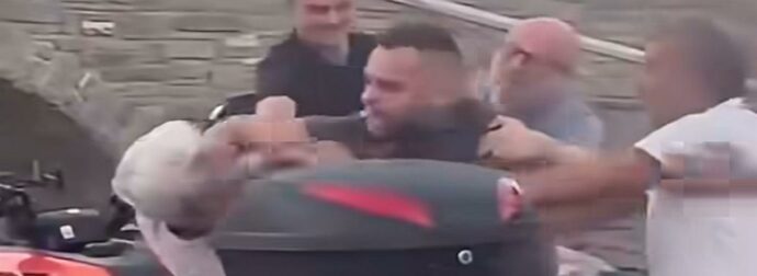 «Εννοείται πως το μετανιώνω, αλλά μου επιτέθηκε πρώτος», λέει ο οδηγός ταξί που ξυλοκόπησε τον ηλικιωμένο στην Πάρο