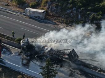 Τραγωδία στην Εθνική Οδό σε σφοδρό τροχαίο – Οδηγός πέρασε το στηθαίο, βγήκε στο αντίθετο ρεύμα και συγκρούστηκε με φορτηγό (video)