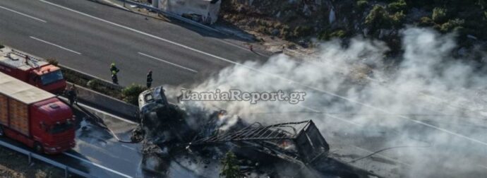 Τραγωδία στην Εθνική Οδό σε σφοδρό τροχαίο – Οδηγός πέρασε το στηθαίο, βγήκε στο αντίθετο ρεύμα και συγκρούστηκε με φορτηγό (video)