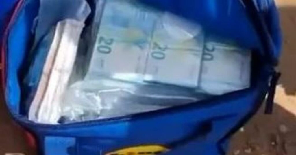 Απίστευτο περιστατικό σε παραλία: Ξεβράστηκαν 600.000 ευρώ μέσα σε σακούλες – Τι συνέβη (video)