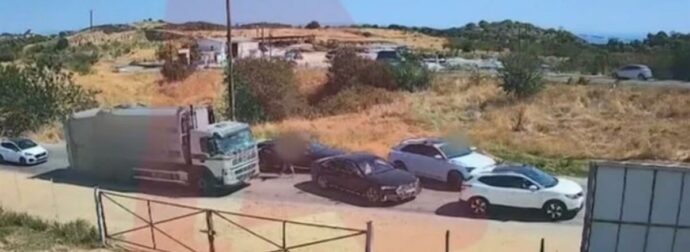 Καρέ καρέ ο άγριος ξυλοδαρμός οδηγού απορριμματοφόρου που τους έκανε παρατήρηση στον δρόμο – «Άρχισε να με χτυπά στο κεφάλι» (video)