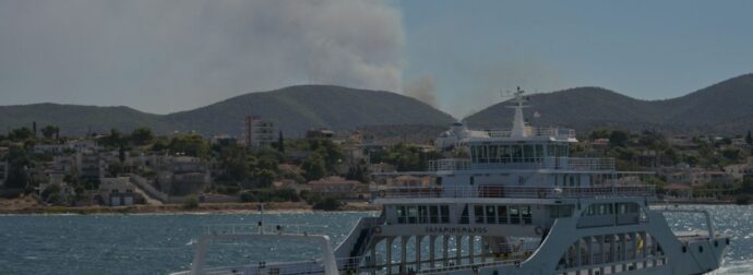 Φωτιά στη Σαλαμίνα: Απομακρύνθηκαν 473 άτομα διά θαλάσσης από Σατερλί και Κολώνες