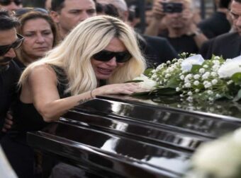 Κηδεία Μαζωνάκη: Η κραυγή της Πάολας πάνω από το φέρετρο – «Γιώργο, σ’ αγαπάω! Πού είσαι;»