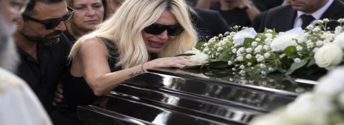 Κηδεία Μαζωνάκη: Η κραυγή της Πάολας πάνω από το φέρετρο – «Γιώργο, σ’ αγαπάω! Πού είσαι;»