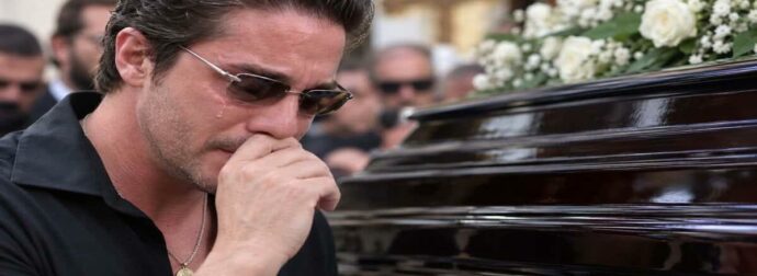 Ο Νίκος Οικονομόπουλος με λυγμούς στις κάμερες: «Νιώθω ενοχές για τον Γιώργο γιατί…» – Το τηλεφώνημα που δεν απάντησε πριν τον θάνατο