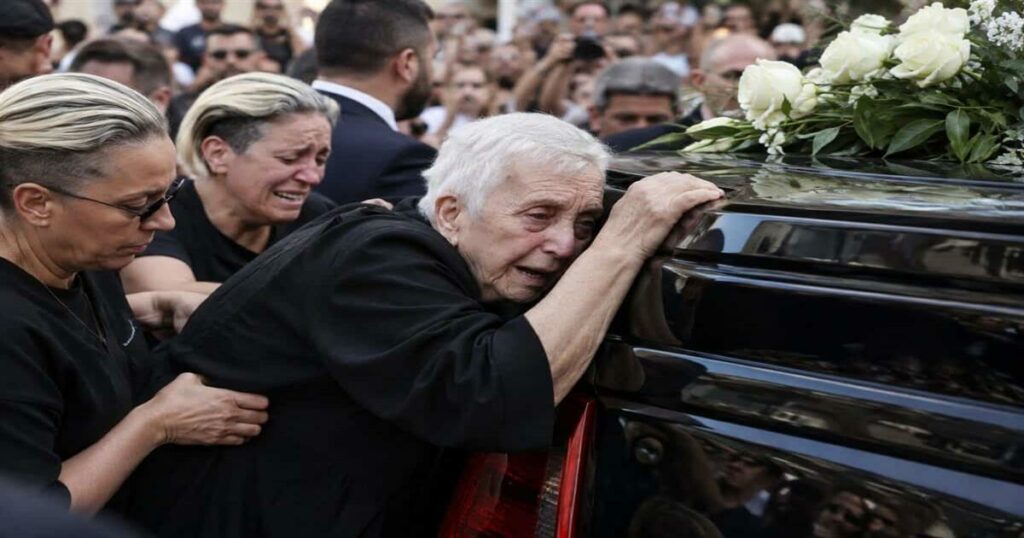 Κηδεία Μαζωνάκη: Γαντζωμένη πάνω στη νεκροφόρα η μάνα του – Ουρλιάζει η Μαρία και λιποθυμάει, μόνο η Βάσω είναι δυνατή