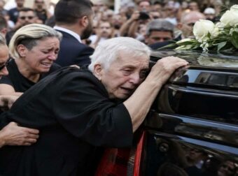 Κηδεία Μαζωνάκη: Γαντζωμένη πάνω στη νεκροφόρα η μάνα του – Ουρλιάζει η Μαρία και λιποθυμάει, μόνο η Βάσω είναι δυνατή