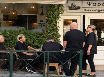 Σε ψαροταβέρνα η οικογένεια Μαζωνάκη μετά την κηδεία: Όλο τον κατάλογο παρήγγειλαν οι αδερφές του – Δείτε καρέ-κάρε τις στιγμές