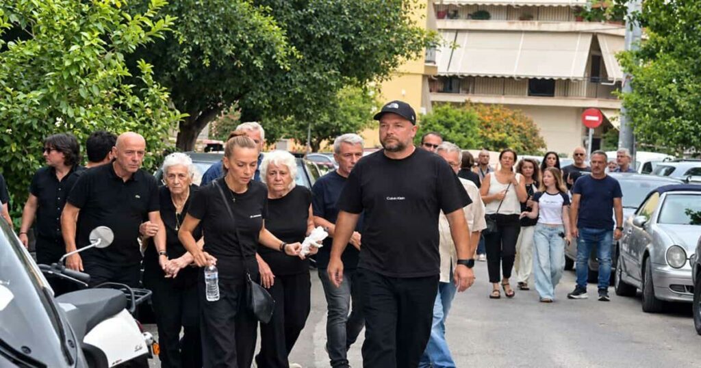 Από την πλαϊνή πόρτα μπήκαν στον ναό οι γονείς και οι αδελφές του Μαζωνάκη: Δίπλα τους διακριτικά ο σωματοφύλακας