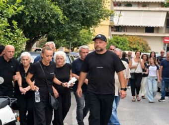 Από την πλαϊνή πόρτα μπήκαν στον ναό οι γονείς και οι αδελφές του Μαζωνάκη: Δίπλα τους διακριτικά ο σωματοφύλακας