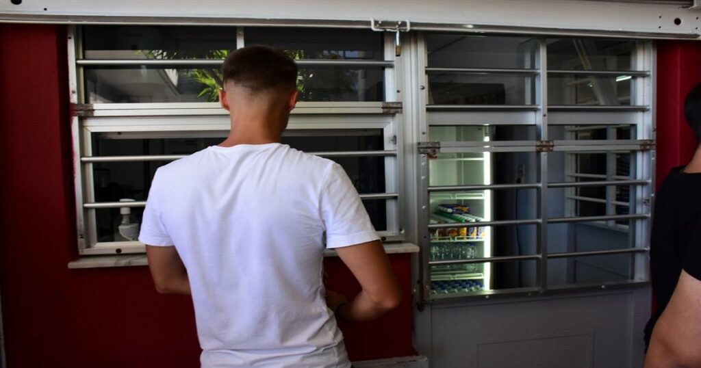 Σχολικά κυλικεία: Το «ψαλίδι» στις μερίδες κόβει και τον τζίρο – «Τυρόπιτα 100 γραμμαρίων είναι πολύ μικρή για παιδιά λυκείου»