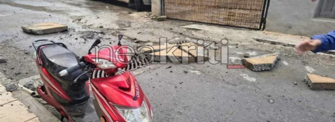 Ηράκλειο: Τμήμα μπαλκονιού 4ου ορόφου κατέρρευσε στο Ηράκλειο και έπεσε πάνω σε μηχανάκι – Δείτε βίντεο
