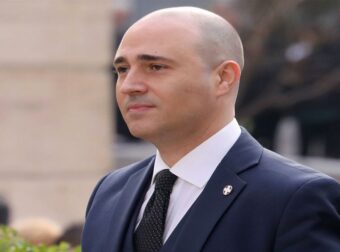 Θρήνος για τον Κωνσταντίνο Μπογδάνο: Πέθανε ο πατέρας του – Τα σπαρακτικά του λόγια