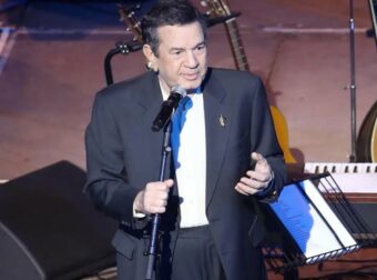 ΕΚΤΑΚΤΟ: Έπαθε εγκεφαλικό ο Σταμάτης Σπανουδάκης και βγήκε live και το είπε – Αναβάλλεται η συναυλία του (video)