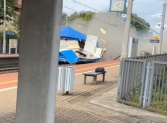 Σοκ στην Πολωνία: Τρένο τσακίζει φορτηγό στις ράγες – «Έπεσε πρόωρα η μπάρα», λένε αυτόπτες μάρτυρες – Δείτε το βίντεο