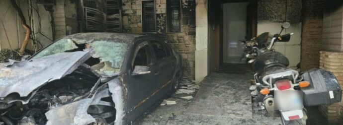 Εμπρηστική επίθεση σε πιλοτή πολυκατοικίας όπου μένει αντιδήμαρχος: Κάηκε το αυτοκίνητο του, δείτε φωτογραφίες (video)