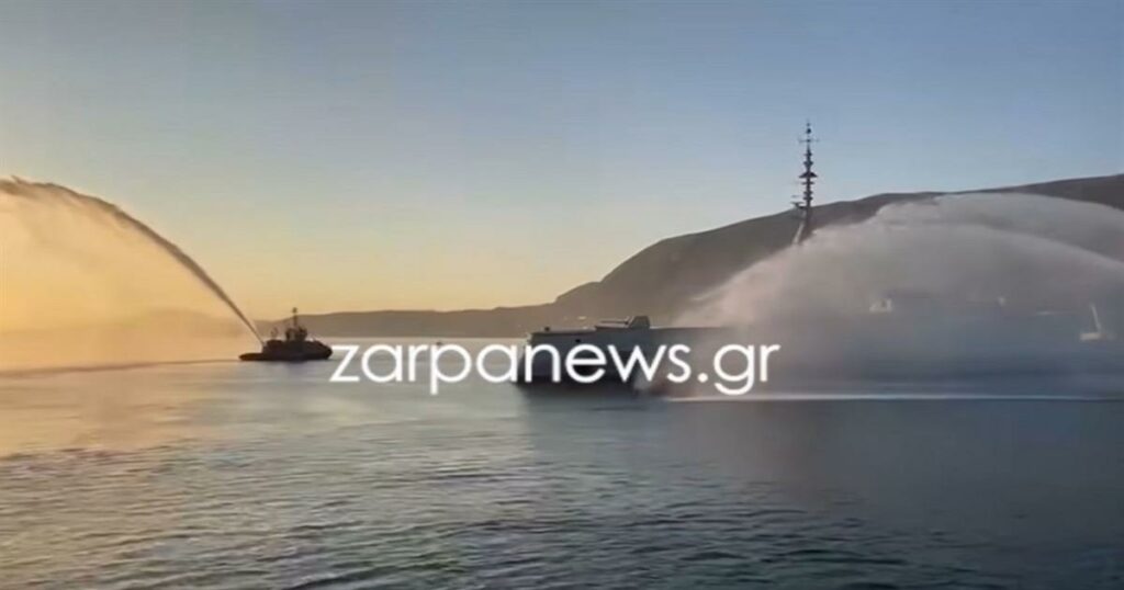 Στη Σούδα έφτασε η φρεγάτα «Κίμων» – Η εντυπωσιακή υποδοχή με αψίδες νερού