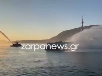 Στη Σούδα έφτασε η φρεγάτα «Κίμων» – Η εντυπωσιακή υποδοχή με αψίδες νερού