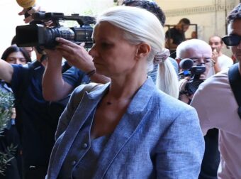 «Βλέπω, ότι έχεις λίγο θηλυκότητα πάνω σου – Αν δεν κάνουμε γρήγορα πλασμαφαίρεση, θα γίνεις γκέι» – Νέα μαρτυρία για τη γιατρό του Μαζωνάκη