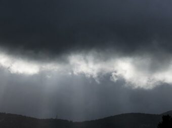 Έκτακτο δελτίο επιδείνωσης του καιρού – Πορτοκαλί προειδοποίηση για ισχυρές βροχές και καταιγίδες