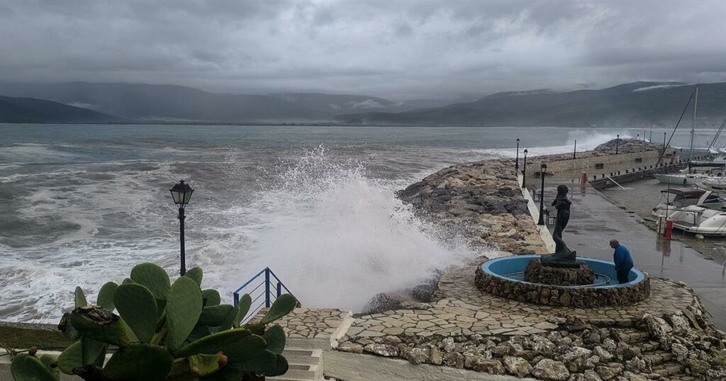 Έρχονται βροχές και καταιγίδες τις επόμενες ώρες – Ποιες περιοχές κινδυνεύουν και πότε επιστρέφει το καλοκαίρι