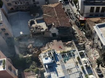 Έκρηξη στην Πλάκα: «Κρίσιμες ώρες γιατί φτάσαμε στον χώρο των υπνοδωματίων – Ελπίζουμε να μη βρεθούν άλλοι νεκροί»