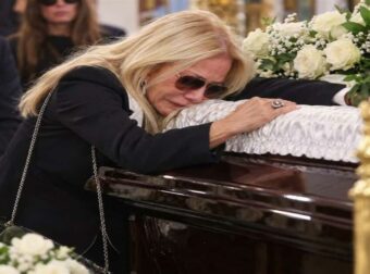 Κηδεία Μαζωνάκη: Η Λάτση άβαφτη με λυγμούς πάνω στο φέρετρο-«Γιώργο ζεις, σήκω πάνω»