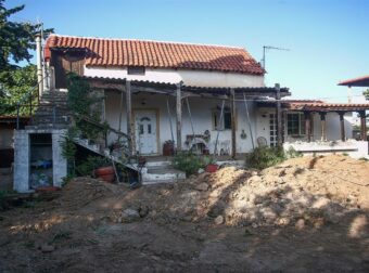 Θρίλερ στον Μαραθώνα: Έσκαψαν όλο τον κήπο και δεν βρήκαν τη σορό της γυναίκας – Την έθαψε η κόρη της πριν 10 χρόνια για να παίρνει τη σύνταξη