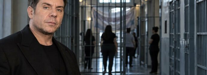 Γιώργος Μαζωνάκης: Ανεπιθύμητοι στις φυλακές οι γιατροί, κρέμασαν πανό «για πάντα Μαζώ» – Στο μικροσκόπιο η παράνομη σάουνα και τα οικονομικά τους