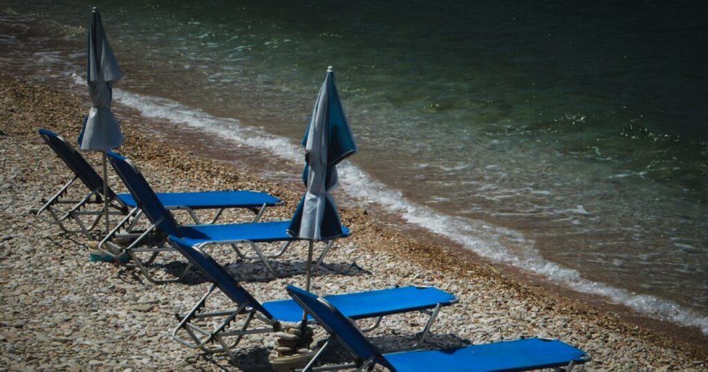 Ελεύθεροι ο 76χρονος και η 21χρονη για τον θανάσιμο ξυλοδαρμό του 82χρονου μετά τον καυγά για την ξαπλώστρα