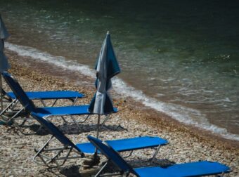 Ελεύθεροι ο 76χρονος και η 21χρονη για τον θανάσιμο ξυλοδαρμό του 82χρονου μετά τον καυγά για την ξαπλώστρα