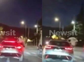 Τρόμος σε κεντρική Λεωφόρο: Οδηγός περνάει με κόκκινο και πεζός γλιτώνει στο τσακ – Ο συνοδηγός κρέμεται έξω από το παράθυρο (video)