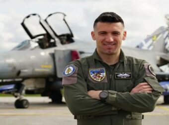 «Με ποιον θα βγαίνει τώρα για ποδήλατο;» – Συγκινούν τα λόγια ενός 6χρονου για έναν από τους δύο πιλότους που χάθηκαν με το Phantom