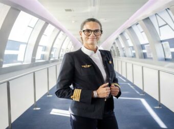 Αυτή είναι η Γαλλίδα πιλότος που επέλεξε η Air France για να μεταφέρει τον Πάπα Λέοντα κατά την επίσκεψή του στη Γαλλία