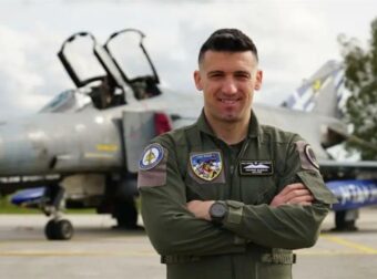 Τανάγρα: «Μαμά δεν νομίζω να είναι ο μπαμπάς του Άλκη» – Ραγίζει καρδιές το «αντίο» φίλης του πιλότου του μοιραίου Phantom, Ιωάννη Μπέσια