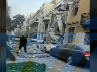 ΕΚΤΑΚΤΟ: ΕΚΡΗΞΗ ΣΤΟ ΚΕΝΤΡΟ – Κατέρρευσε διώροφο κτίριο στην οδό Λυσικράτους, τρεις τραυματίες (video)