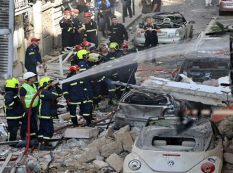 Δεύτερη μέρα ερευνών στην Πλάκα: Ψάχνουν σπιθαμή προς σπιθαμή τα χαλάσματα – Εικόνες από ψηλά