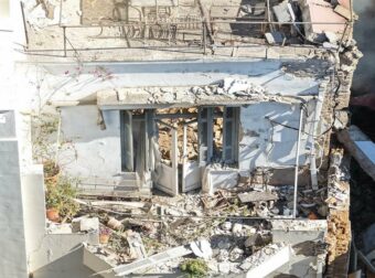 Έκρηξη στην Πλάκα: «Νομίζαμε ότι ήταν σεισμός, τα τζάμια εκτοξεύτηκαν προς τα μέσα», λένε Αμερικανοί τουρίστες από το διπλανό ξενοδοχείο