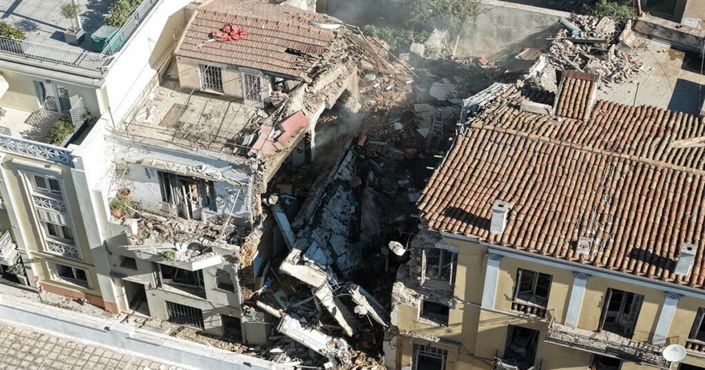 Στην Αθήνα οι οικογένειες των έξι θυμάτων για ταυτοποίηση DNA: Πώς προχωρούν οι έρευνες για την κατάρρευσηστην Πλάκα