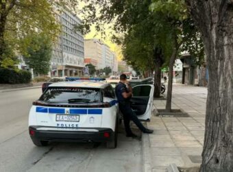 Πτώση 13χρονης από μπαλκόνι ξενοδοχείου: Υπάλληλος χτυπούσε την πόρτα όταν κατάλαβε ότι ήταν ανήλικη – Αναζητούνται 2 άνδρες που ήταν μαζί της (video)