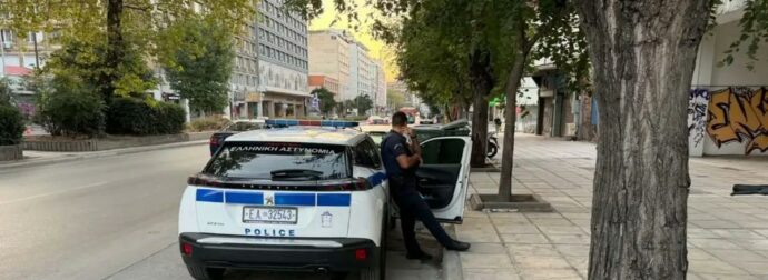 Πτώση 13χρονης από μπαλκόνι ξενοδοχείου: Υπάλληλος χτυπούσε την πόρτα όταν κατάλαβε ότι ήταν ανήλικη – Αναζητούνται 2 άνδρες που ήταν μαζί της (video)