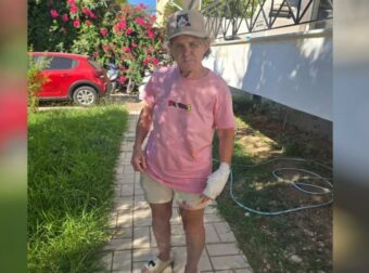 Συνελήφθη η θεία του Στέφανου Τσιτσιπά για το περιστατικό με τα σκυλιά στη Βάρη: Αναζητείται η μητέρα του (video)