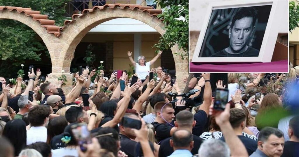 Ανατριχίλα: Πούλμαν, λαοθάλασσα και σπαρακτικά μηνύματα στη λαϊκή αγρυπνία στη Νίκαια – Ο κόσμος περιμένει τη σορό του Μαζωνάκη στον ιερό ναό Αγ. Τριάδας (video)