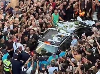 LIVE: Γιώργος Μαζωνάκης: Η λαϊκή αγρυπνία στη Νίκαια – Πλήθος κόσμου για το τελευταίο «αντίο»