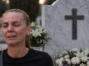 Ράγισαν καρδιές στο μνημόσυνο για τα 9μερα του Μαζωνάκη – Η σπαρακτική κίνηση της Βάσως πάνω από τον τάφο του