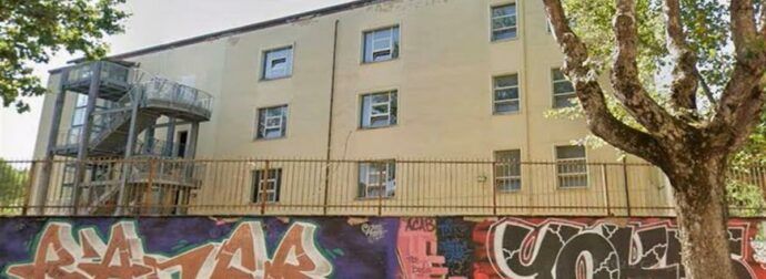 Αδιανόητο: μαθητής Γ΄ Γυμνασίου μαχαίρωσε καθηγήτρια μέσα στο σχολείο και προσπαθούσε να κάνει live stream – Του όρμηξαν συμμαθητές του