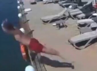Τραγωδία: Η στιγμή που ο 39χρονος πατέρας βουτάει από προβλήτα στη θάλασσα και σκοτώνεται μπροστά στα παιδιά του (video)