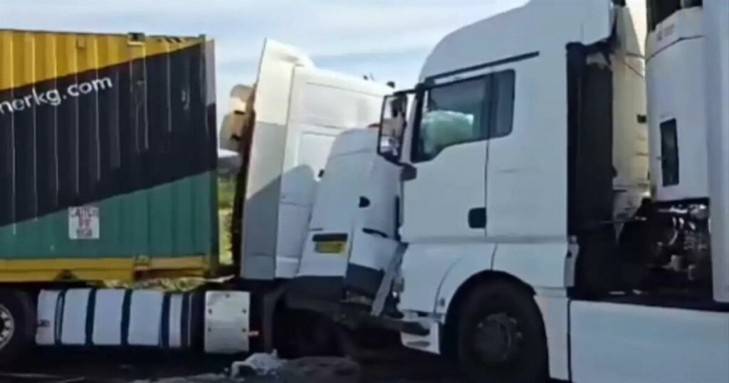 Αδιανόητο τροχαίο: Όχημα με 2 γυναίκες έγινε σάντουιτς από 2 φορτηγά πάνω σε προσπέραση (video)