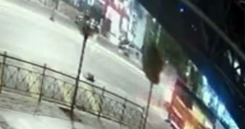 Τρεις νεκροί στην άσφαλτο στην Αθήνα: Βίντεο από τη στιγμή του τροχαίου – Ψάχνουν αν κάποιος από τους οδηγούς παραβίασε φανάρι